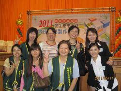 Professor Chung Wen-Jun (back row, second from left) leads students in a practical project competition for college students