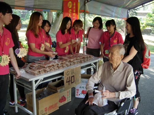 師生參與悠然山莊安養中心院慶園遊會服務